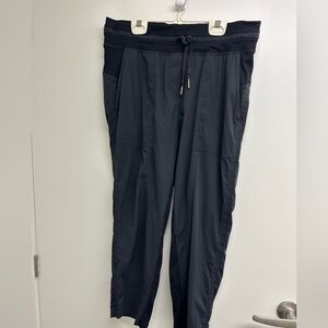 Lululemon Dance Studio Mid Rise Cropped Pant (Size 8, Black)